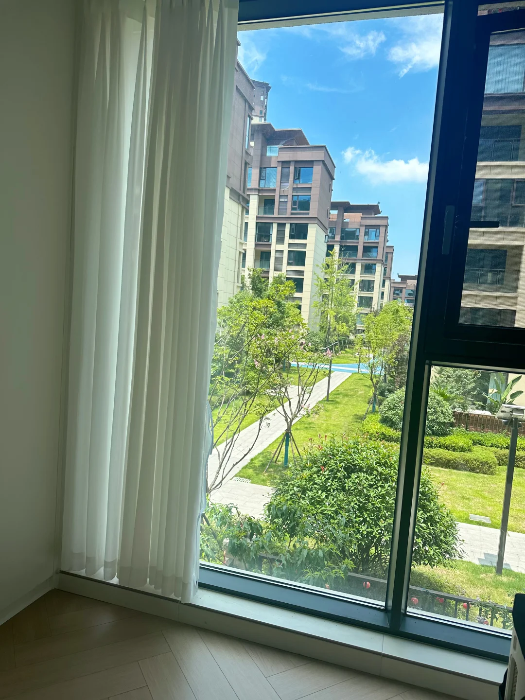 买了大家不喜欢的二楼，入住一年了。