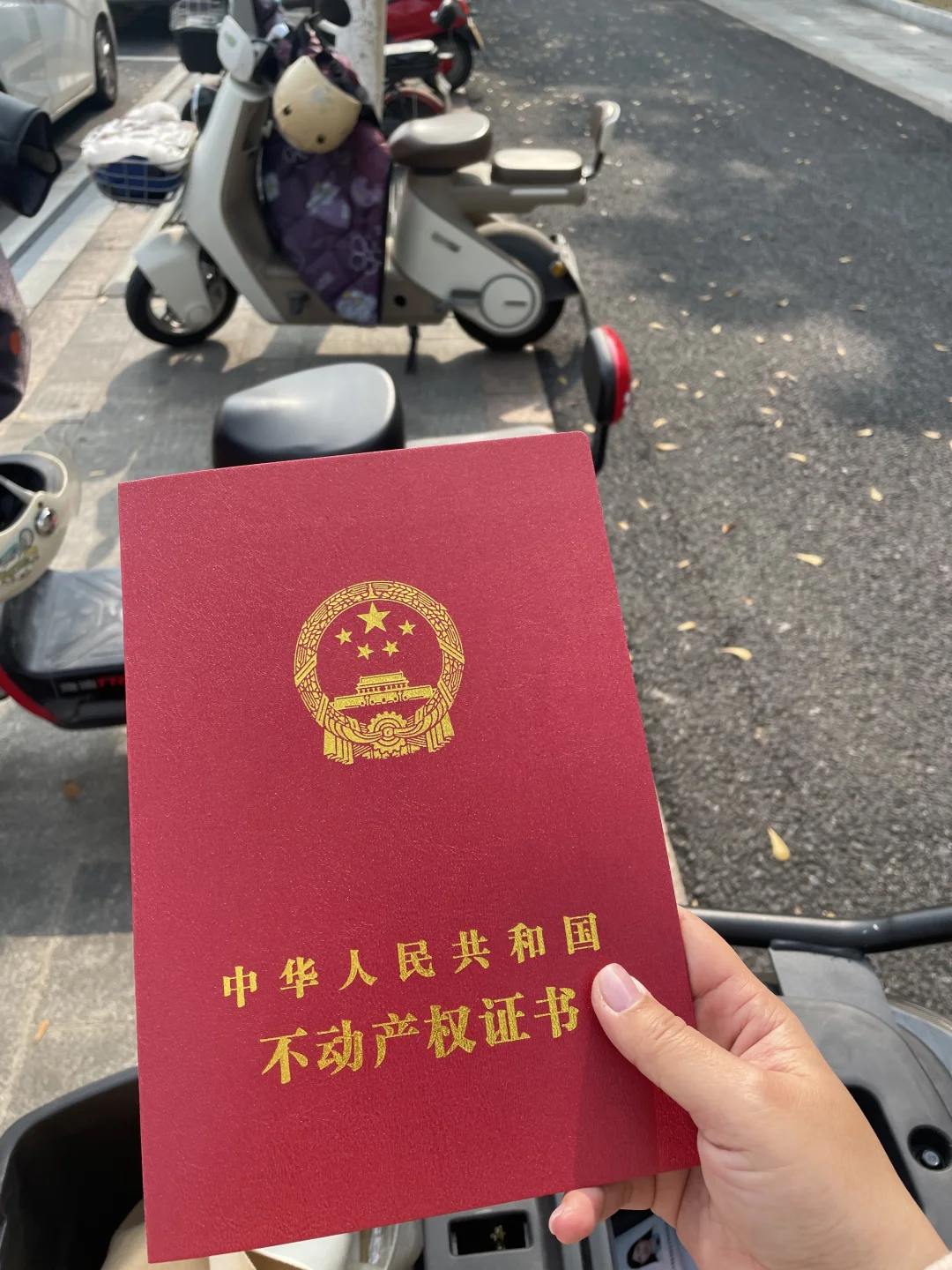 拿到房本后我在属于我的毛坯房里