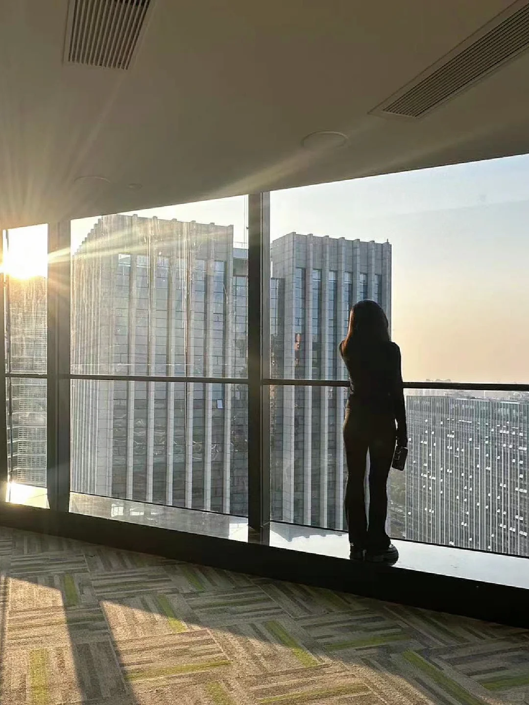 💫在光影之间，享受写字楼里的诗意生活