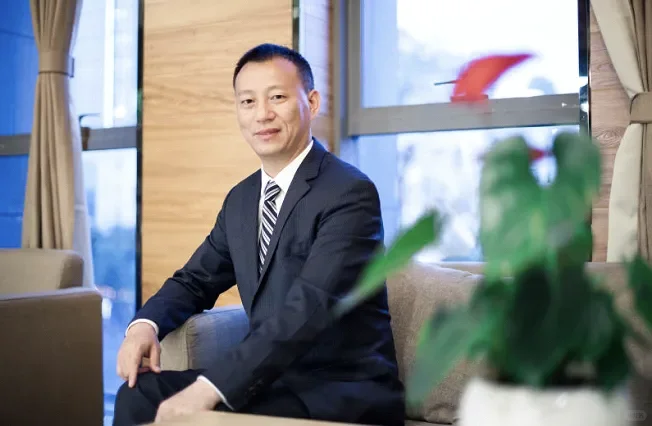 重庆地产大佬之一的华宇集团，董事长被限！