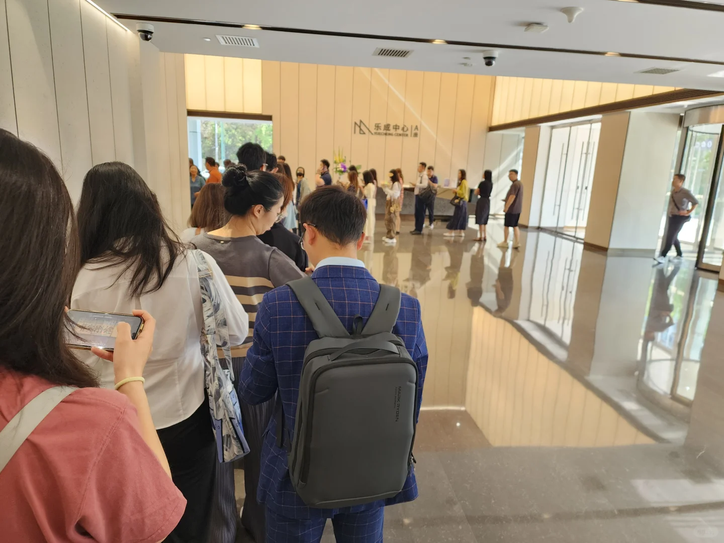在保险公司多的写字楼，上班早高峰