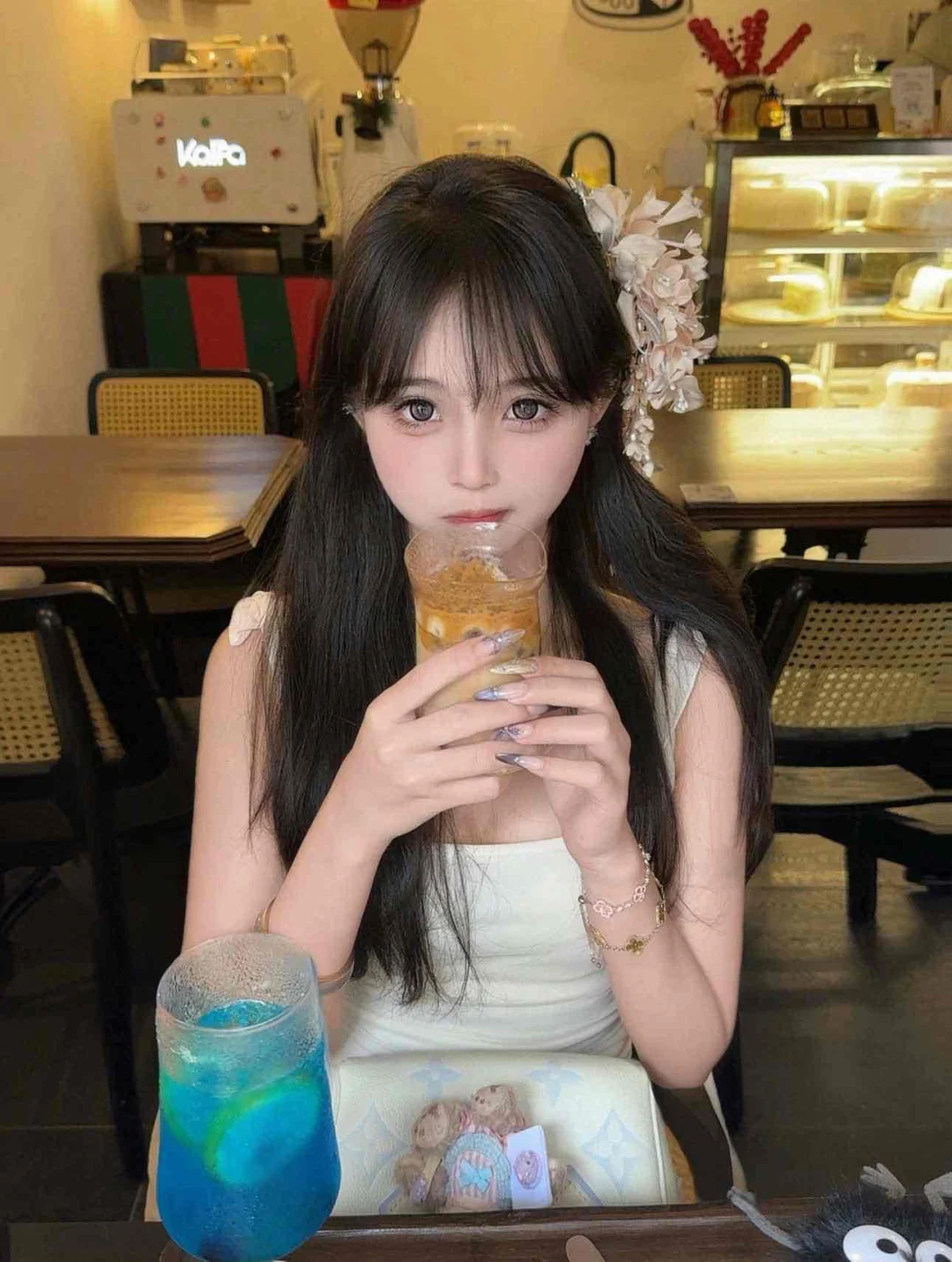 是喝奶茶的邻家女孩呀🌸