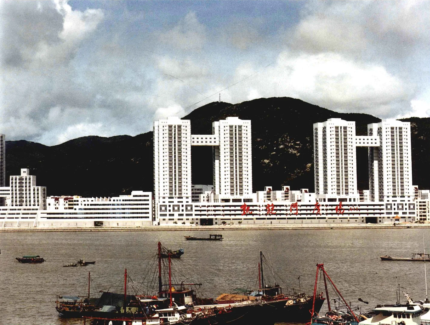 90年代带高空连廊的住宅