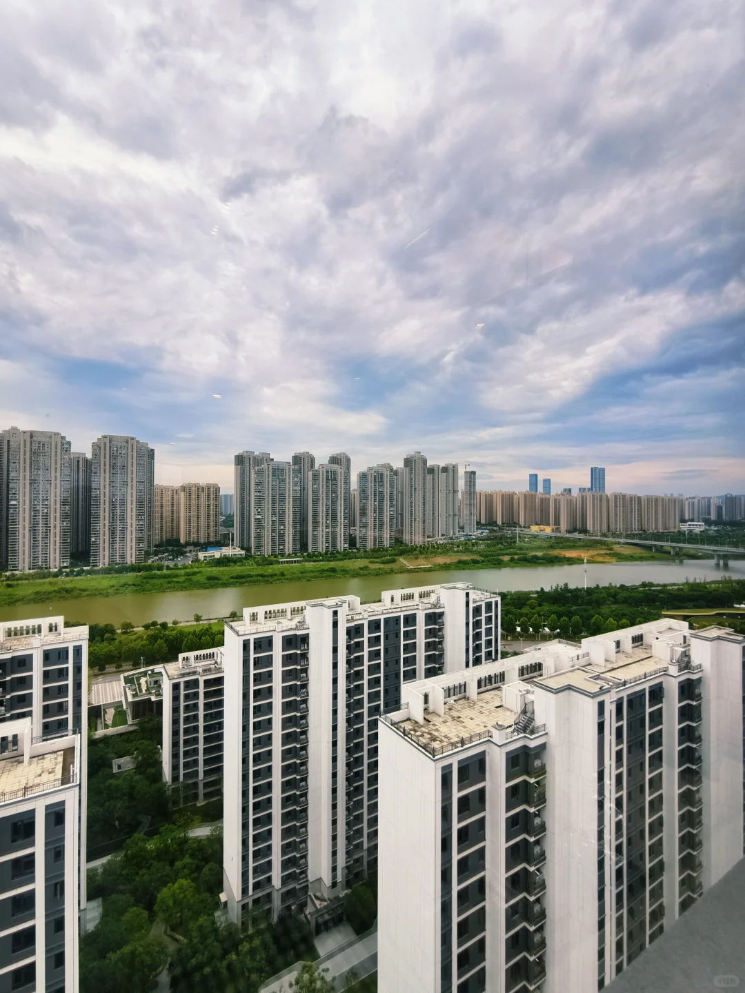 在长沙，原价160W，现价120W的精装河景房！