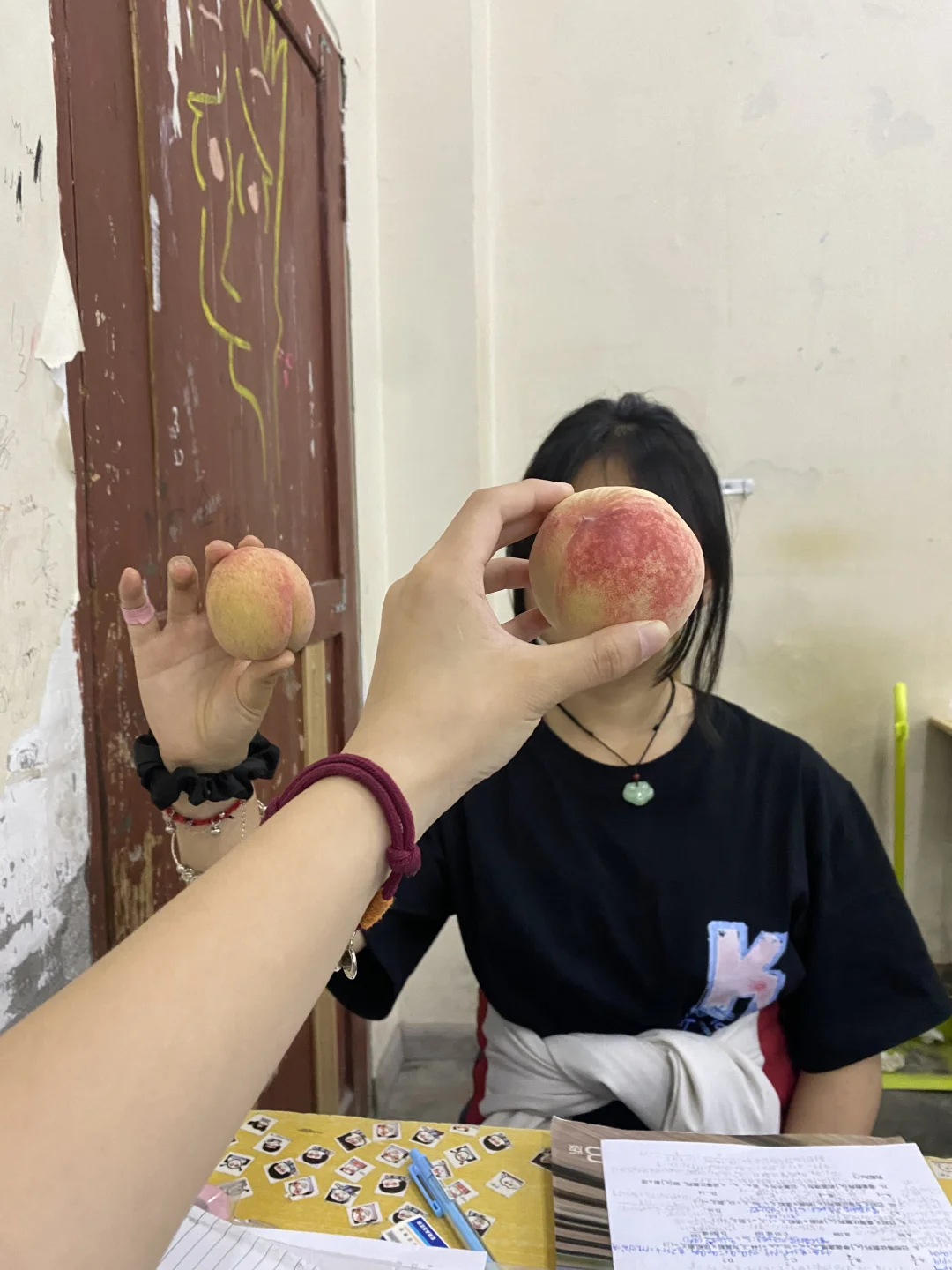 这个女孩她真的很甜！桃子甜！