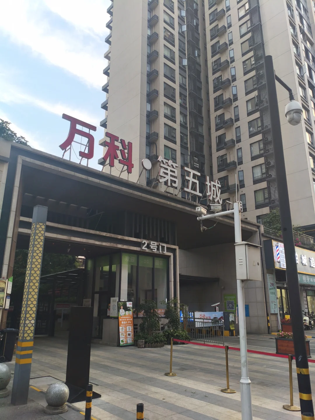 双流3万人别墅小区大门旺铺,60平4500月租