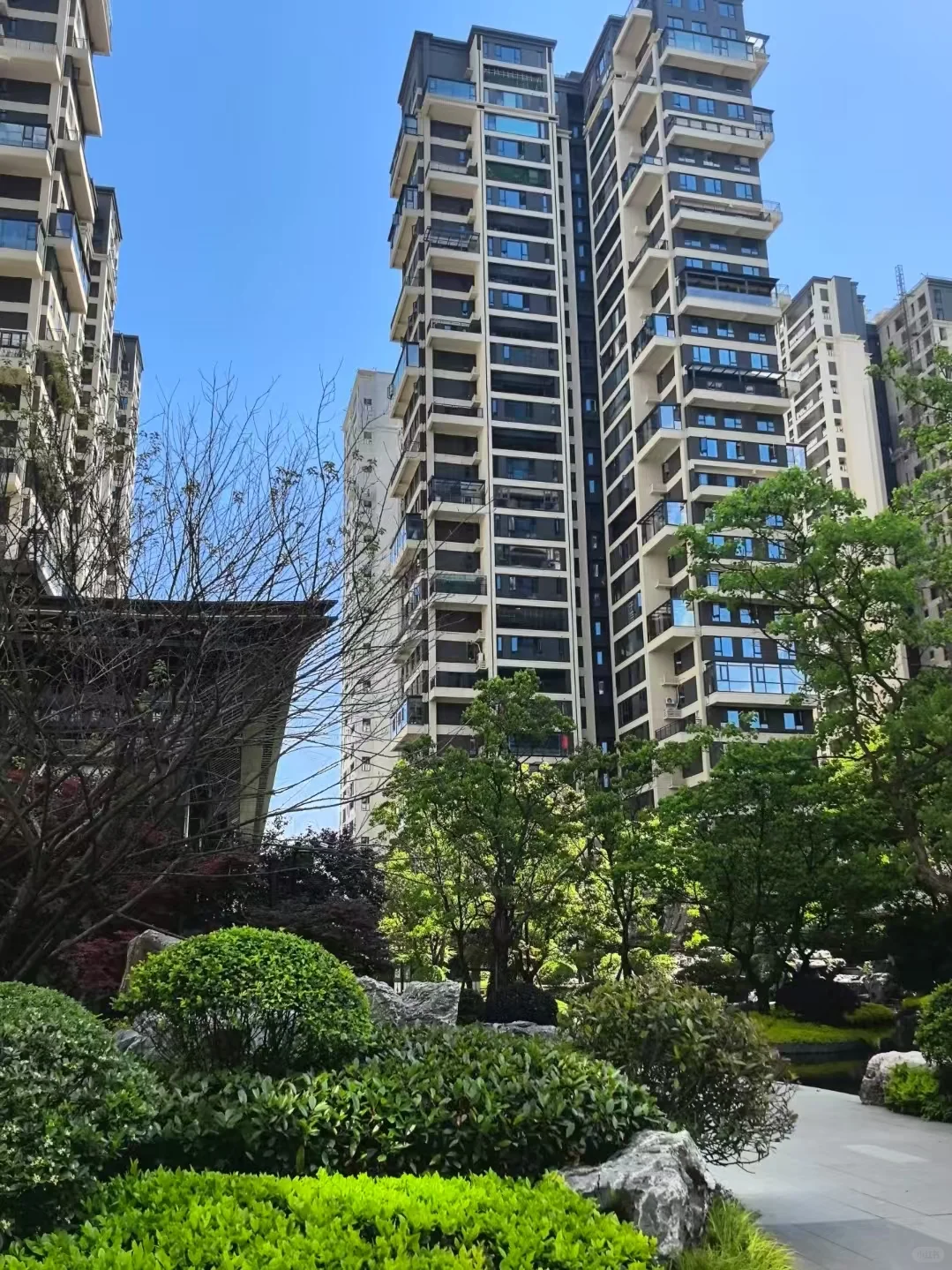 观山湖区现房，出一套四房两厅125万