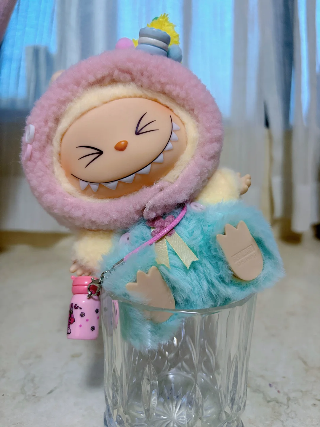 沉迷在自己美貌里不能自拔的甜女士～