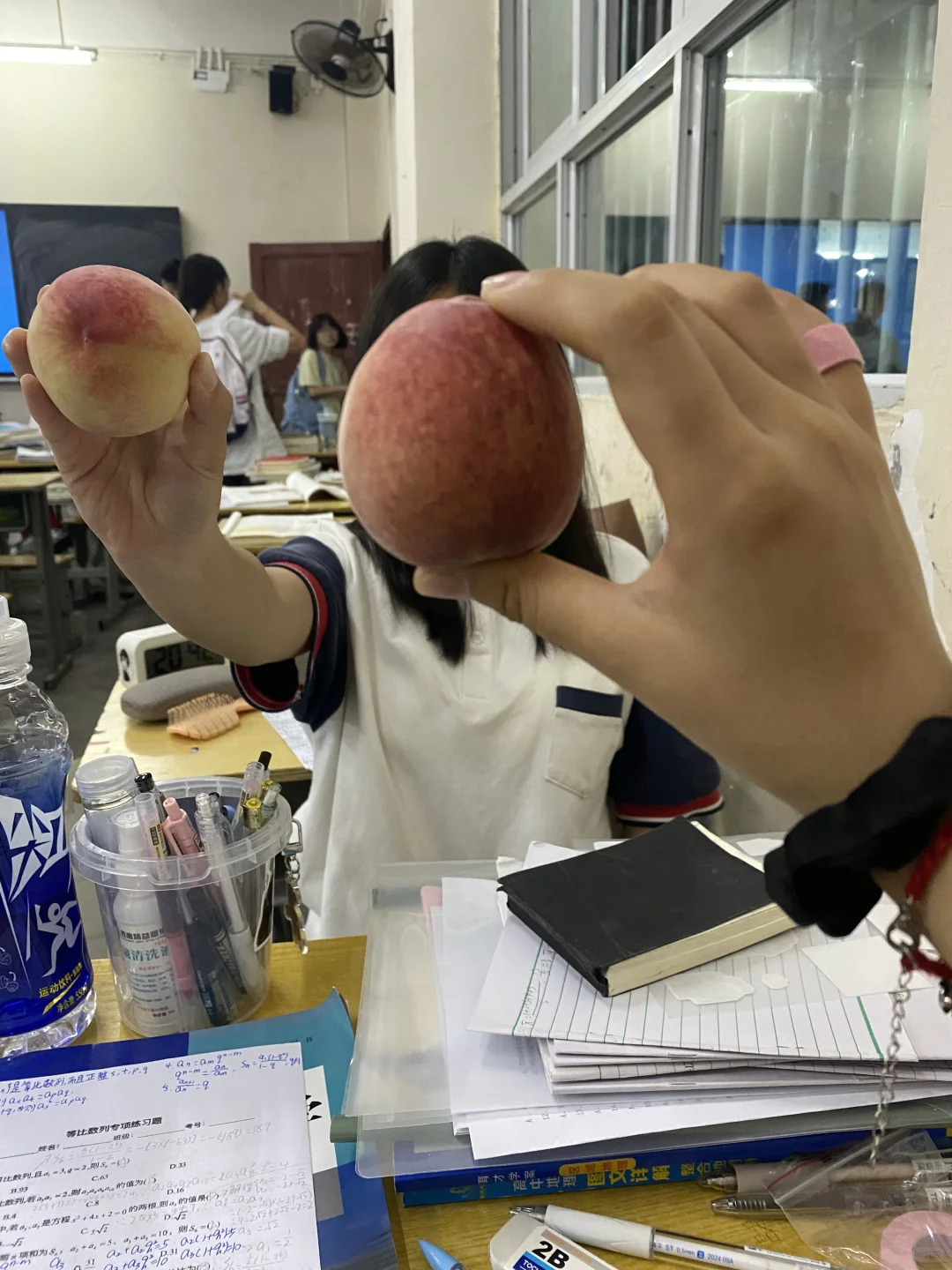 这个女孩她真的很甜！桃子甜！
