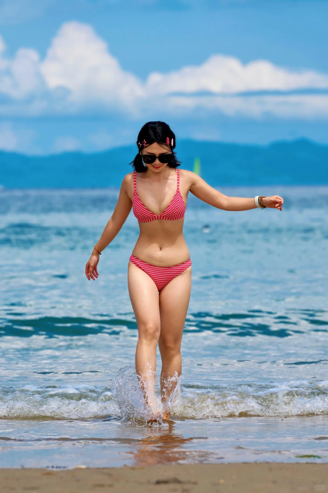 海边比基尼｜普通人也能拍出辣妹感！