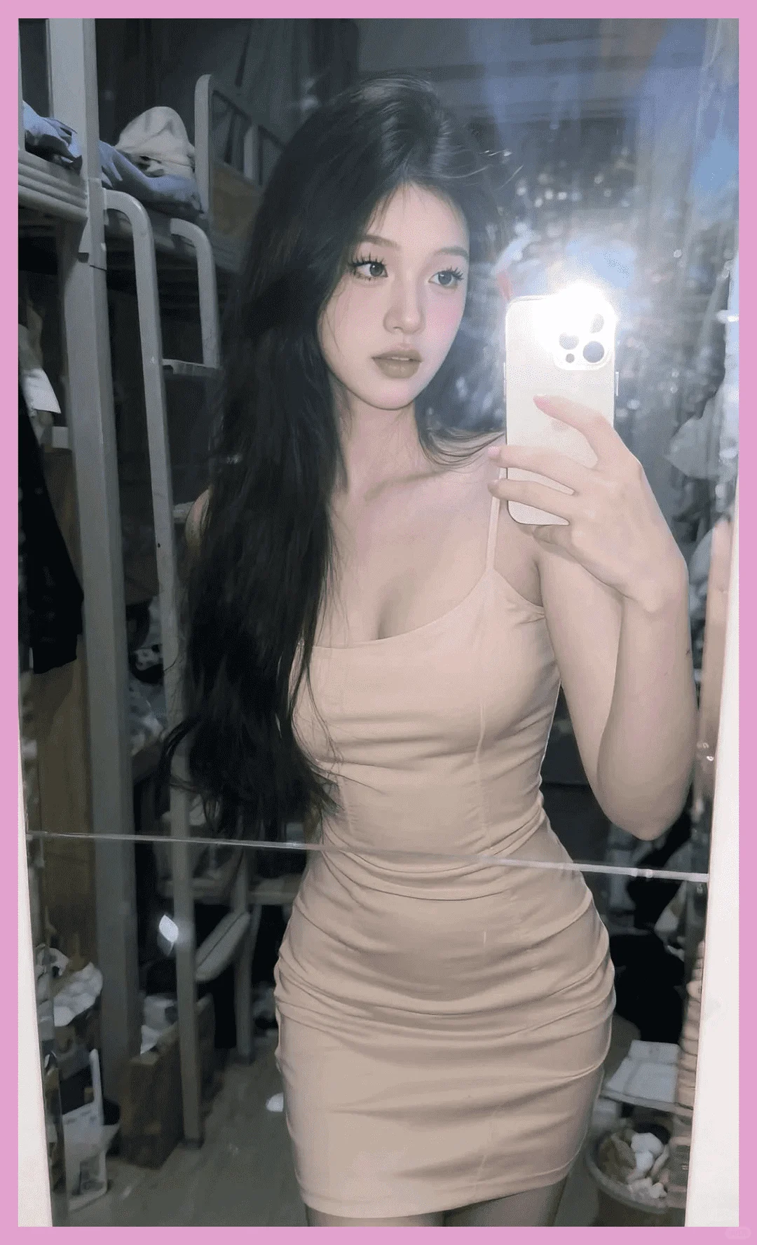03女大，对镜自拍，短裙