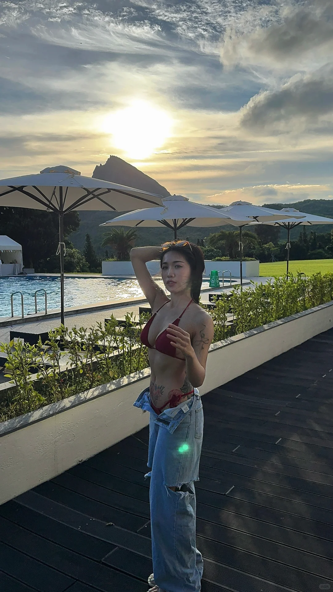 在墾丁解鎖紅色比基尼