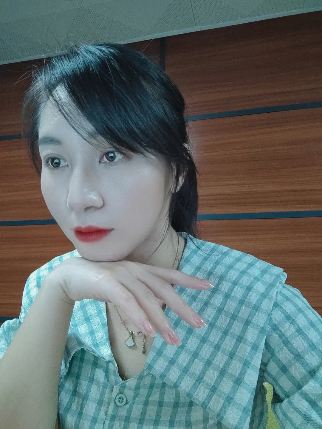 让我看看是谁这么迫不及待的插足别人的感情