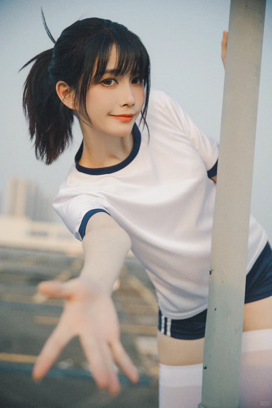 扎马尾的少女