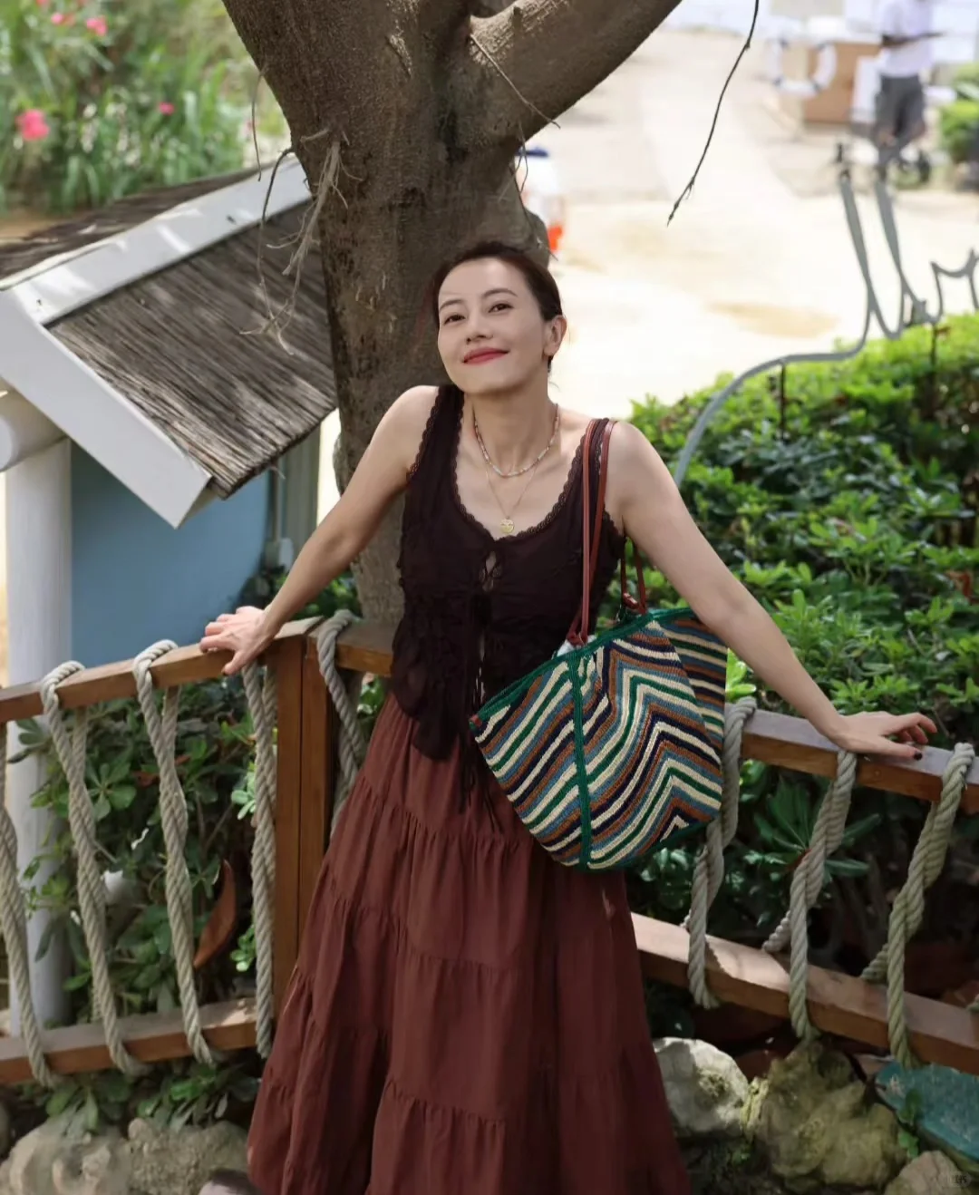一个连背影都超美的女人，度假风穿搭好唯美