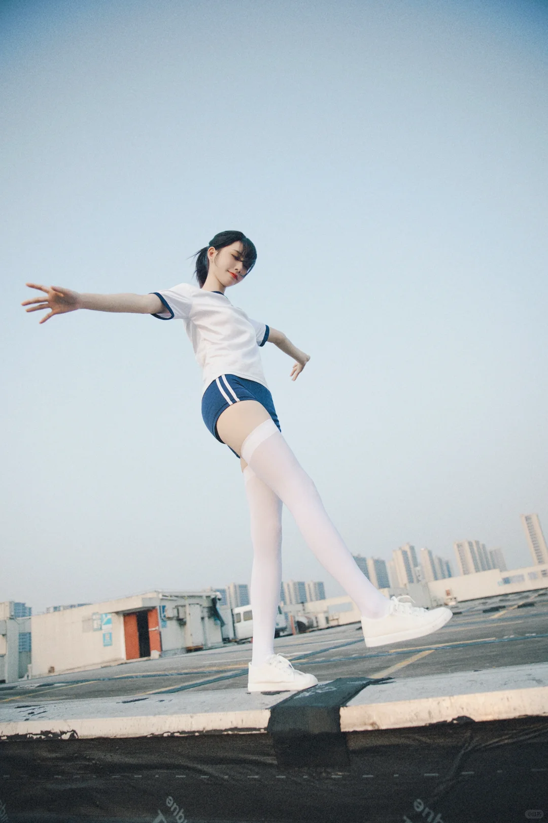 扎马尾的少女