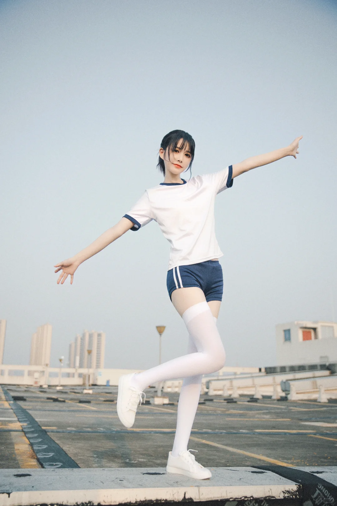 扎马尾的少女