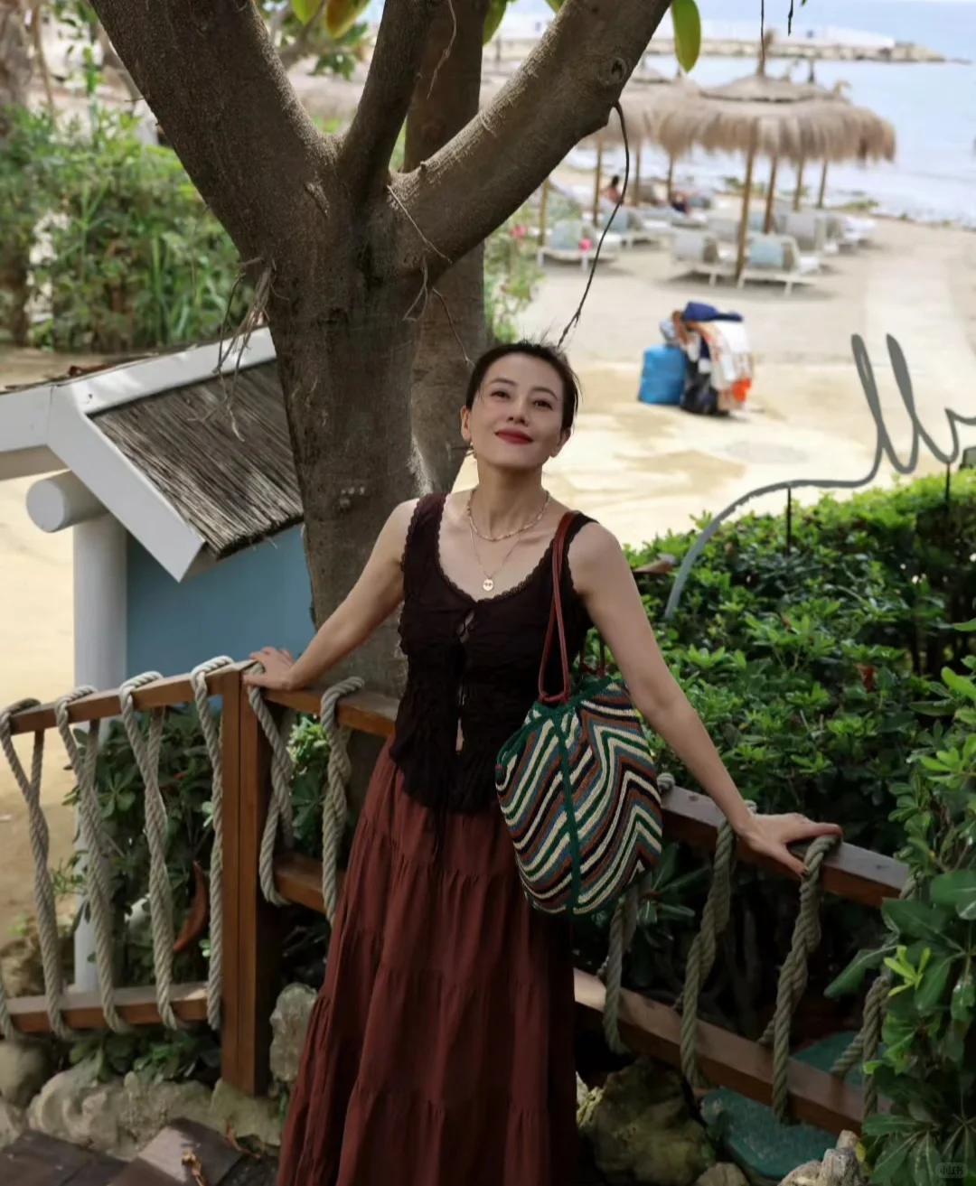 一个连背影都超美的女人，度假风穿搭好唯美