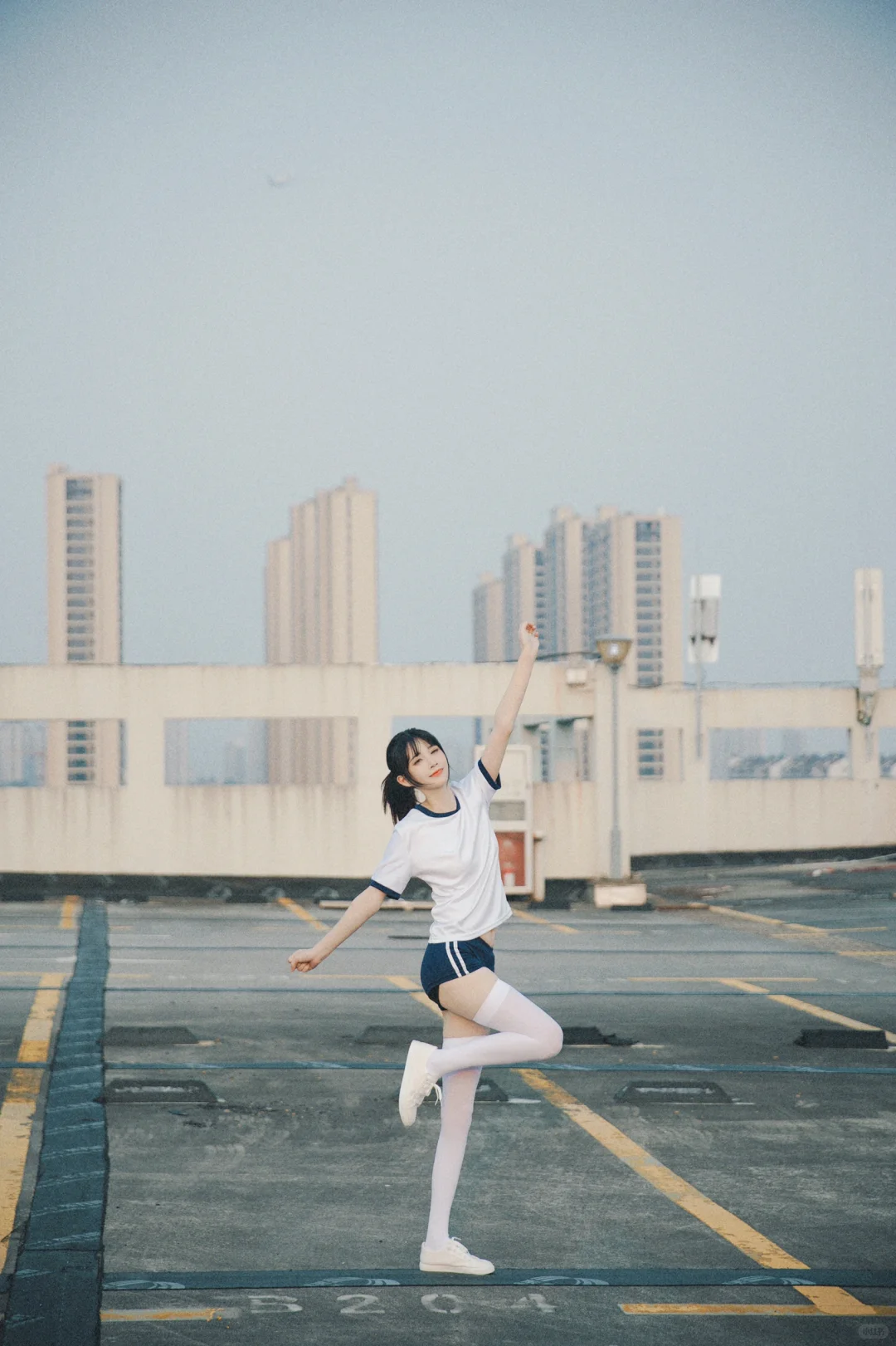 扎马尾的少女
