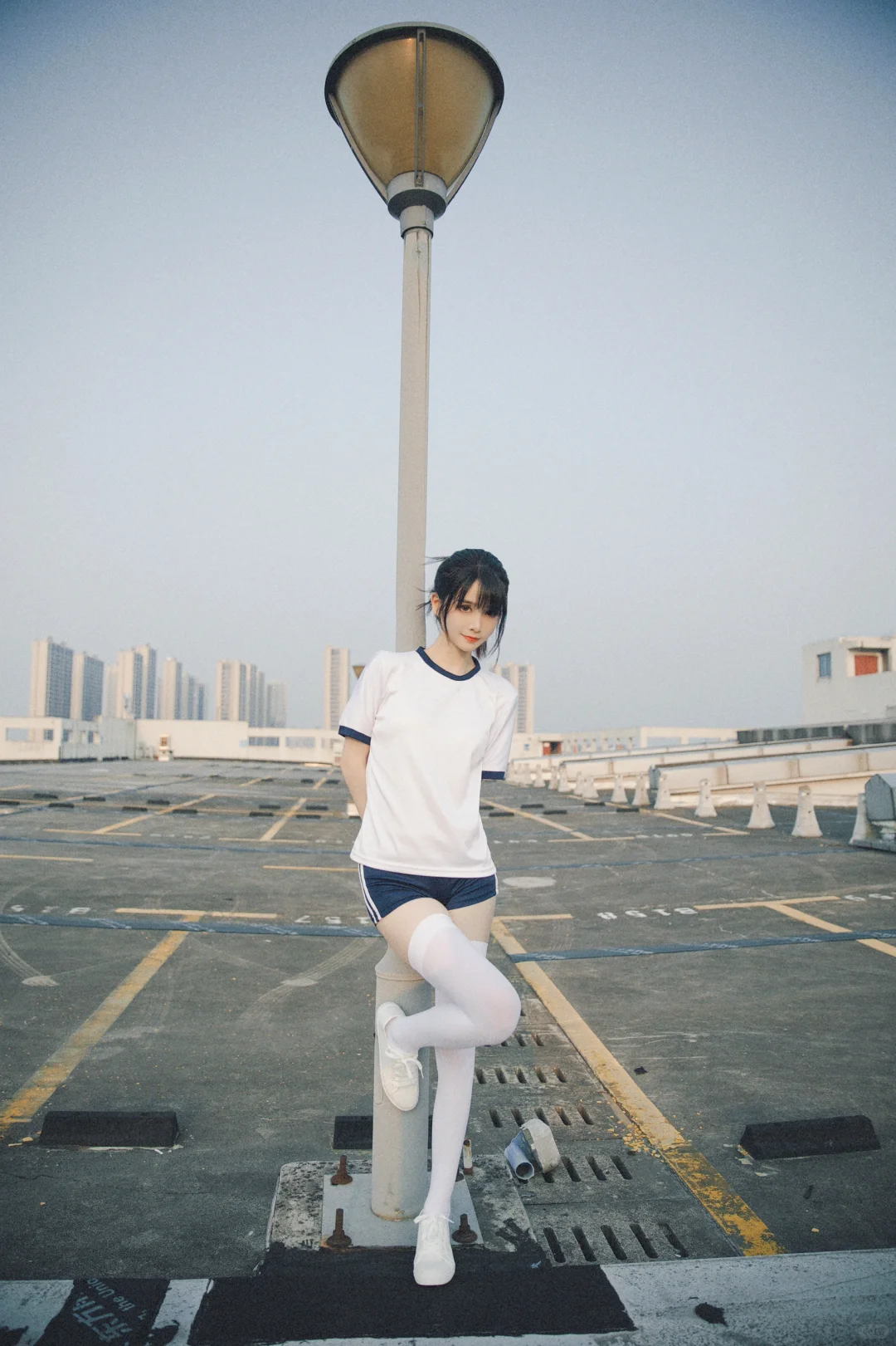 扎马尾的少女