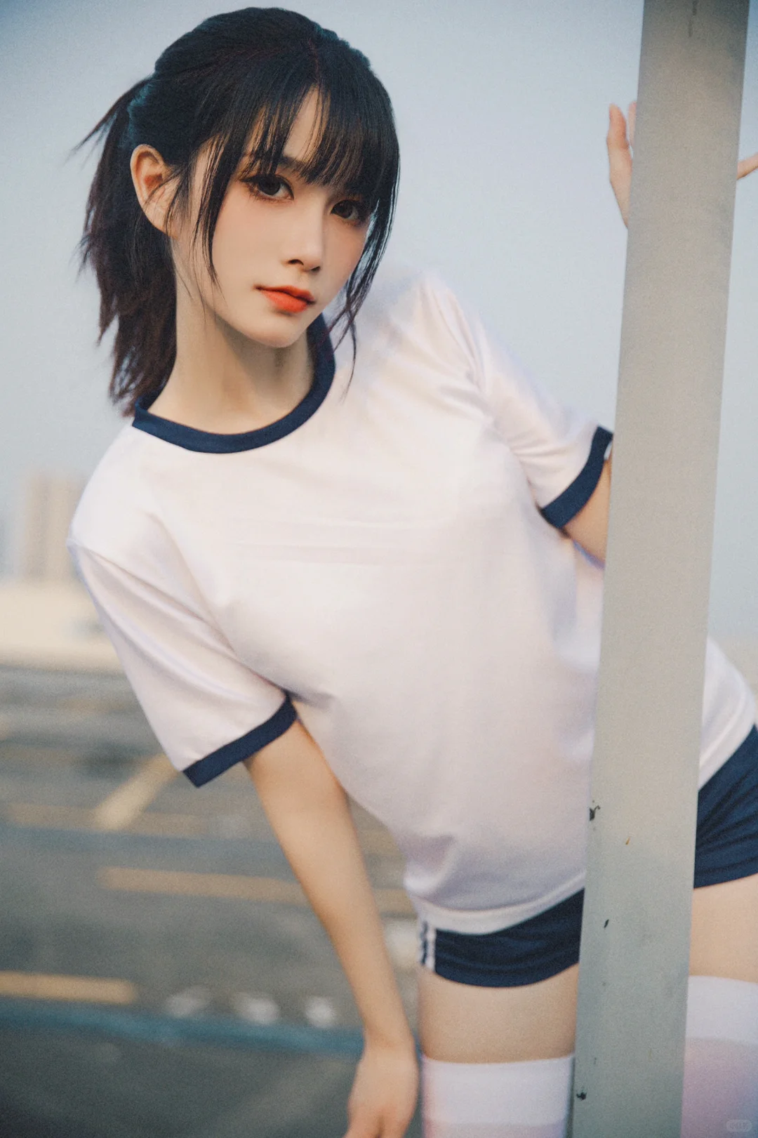 扎马尾的少女