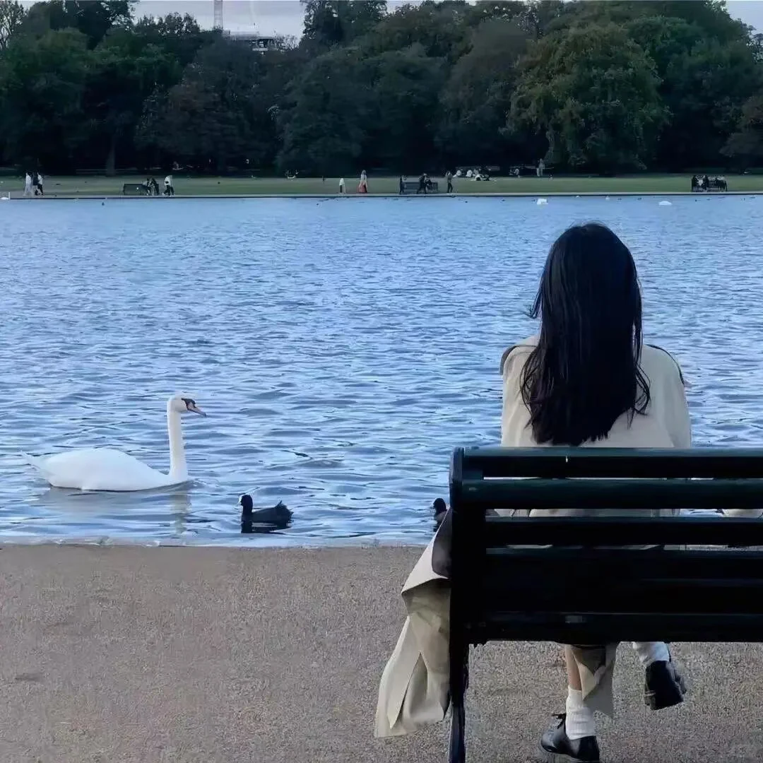 海边背影全身照女头像