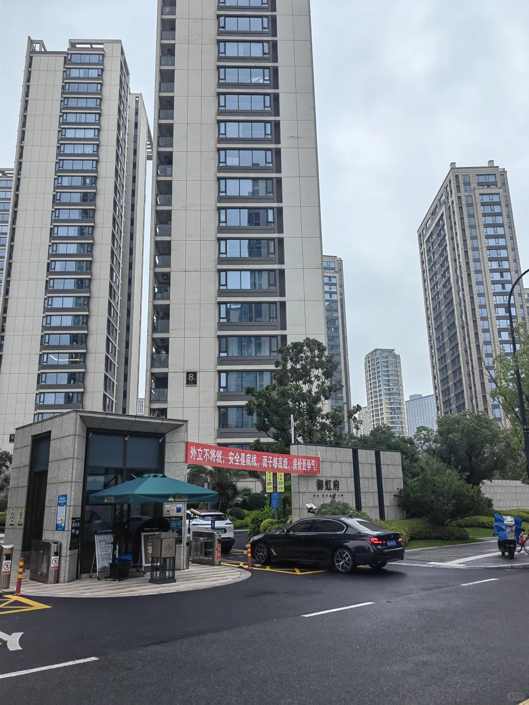 只有铝板外立面才能稳房价？