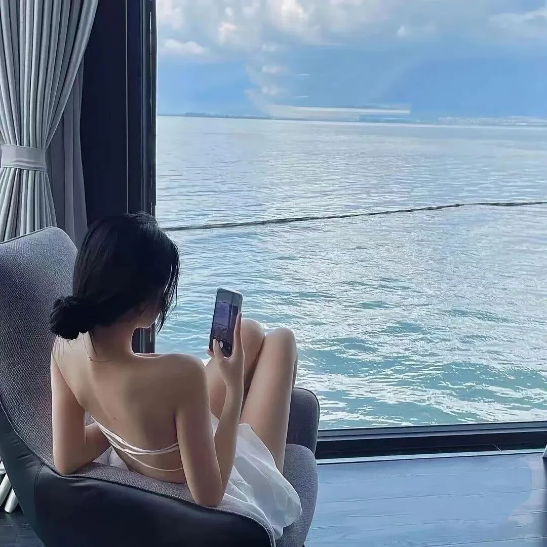 海边背影全身照女头像