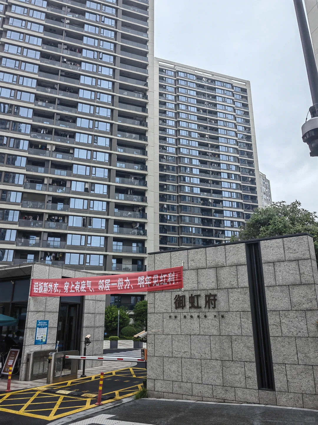 只有铝板外立面才能稳房价？