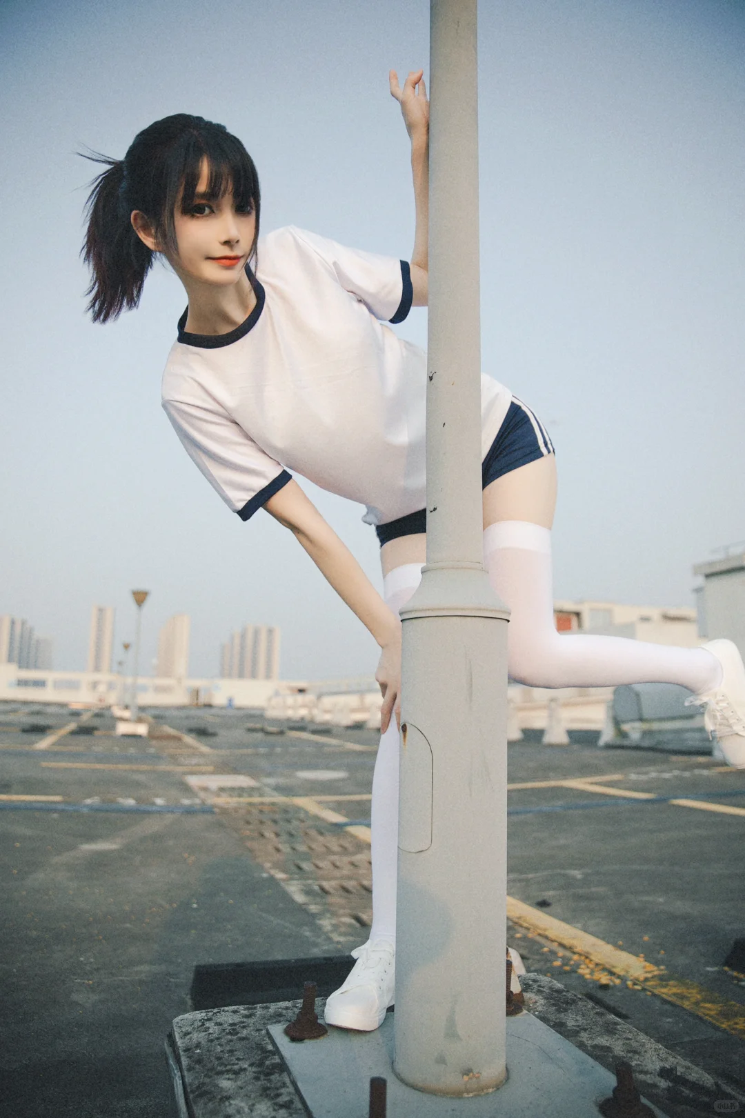 扎马尾的少女