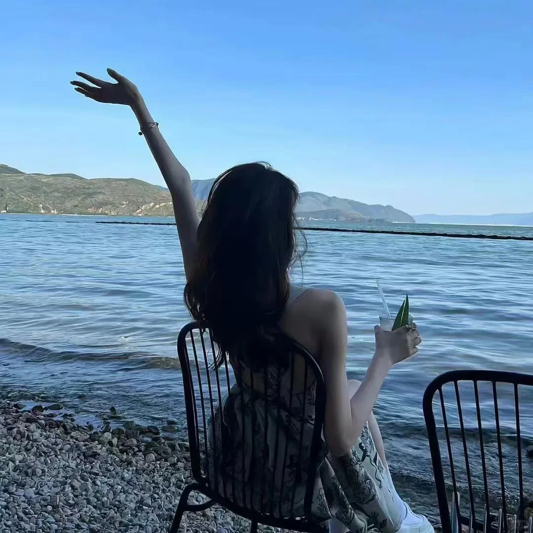 海边背影全身照女头像