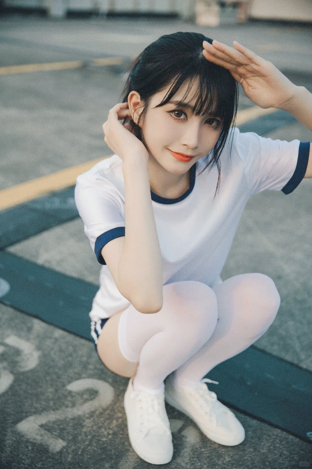 扎马尾的少女