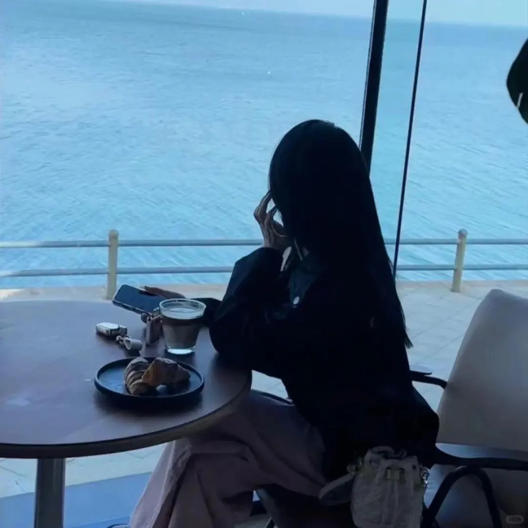 海边背影全身照女头像