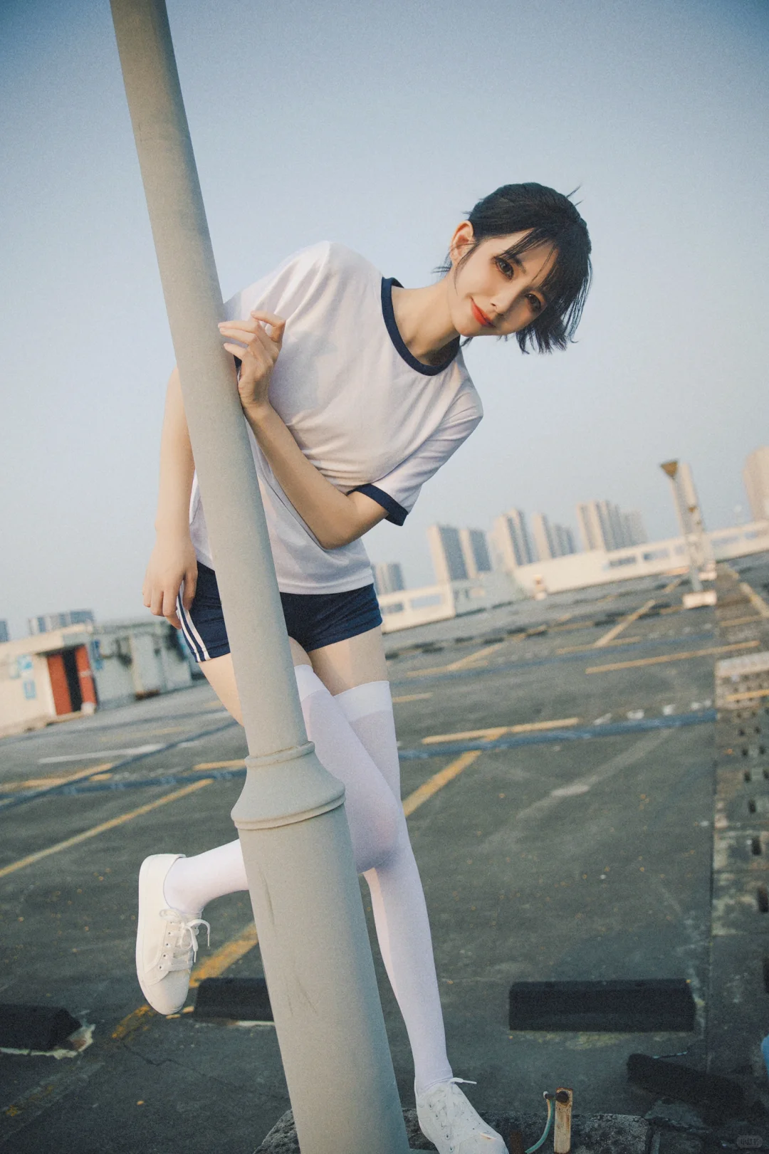 扎马尾的少女