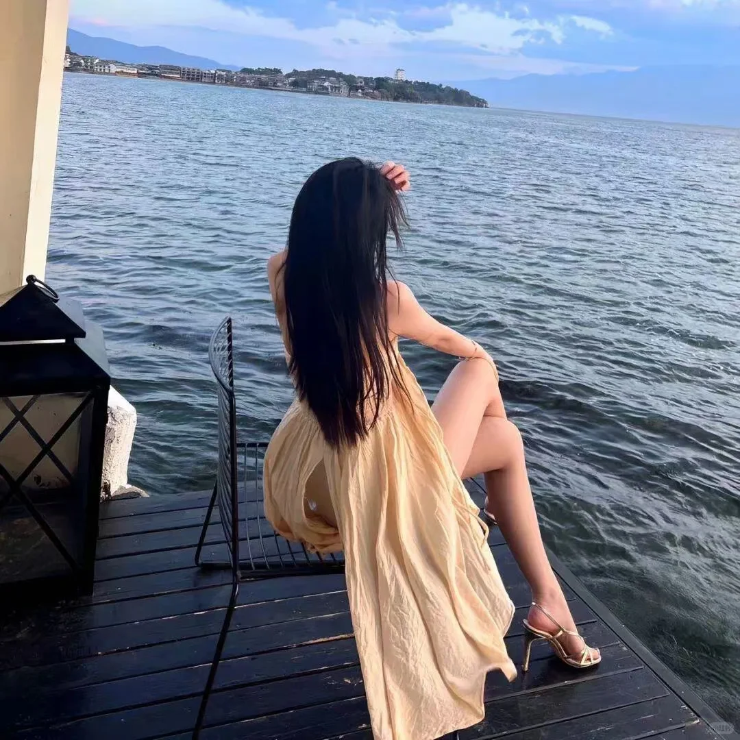 海边背影全身照女头像