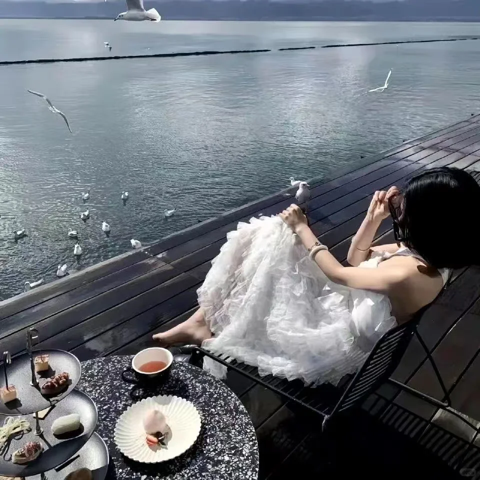 海边背影全身照女头像