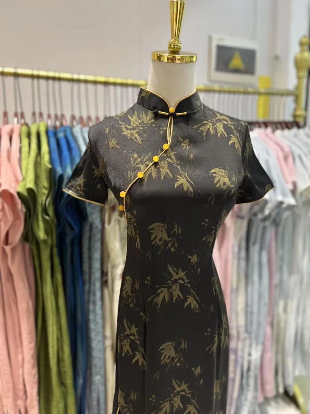 桂林步行街📍旗袍100多，买啦三件！