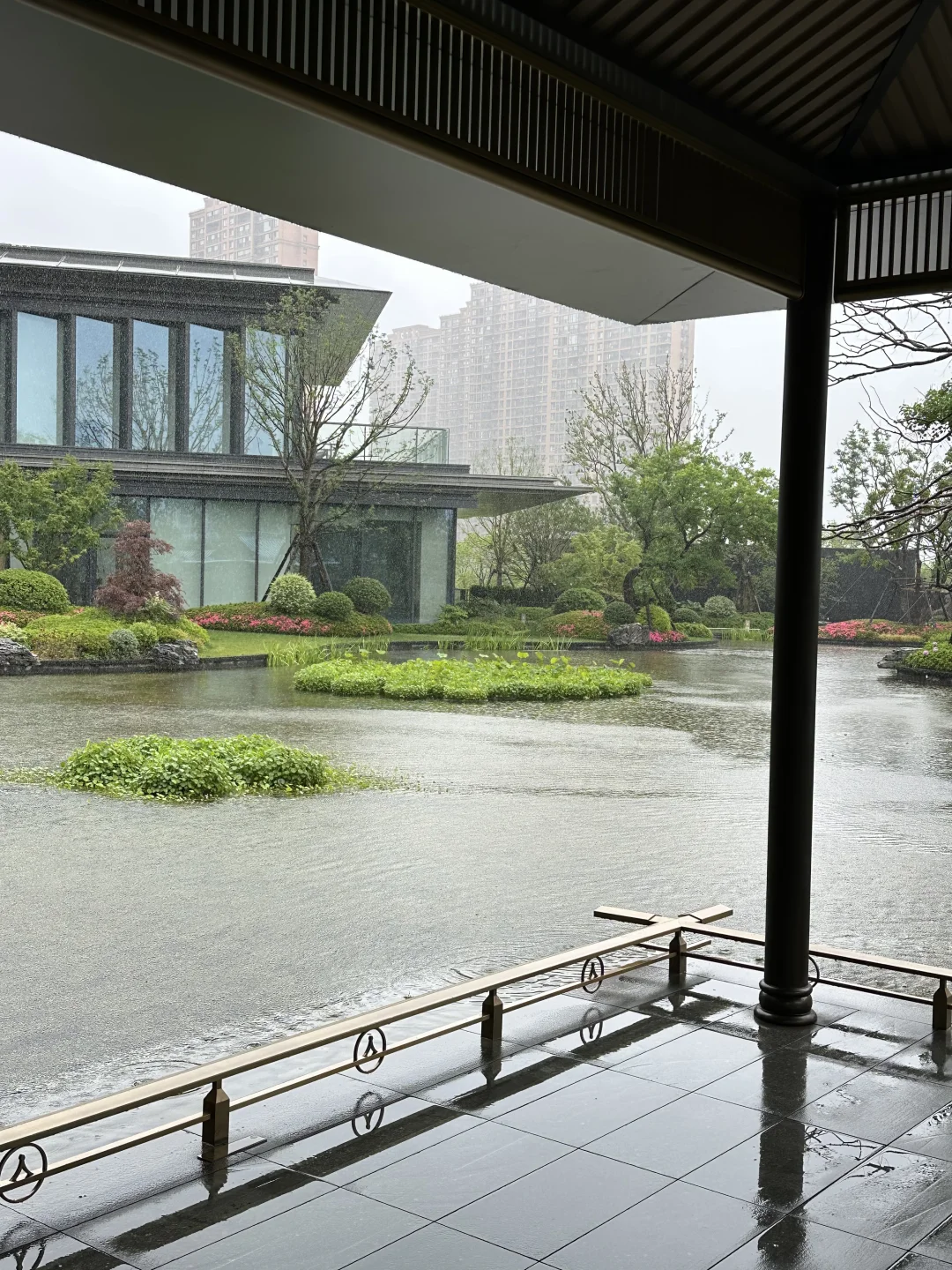 天呐 下雨天看房也太有感觉了
