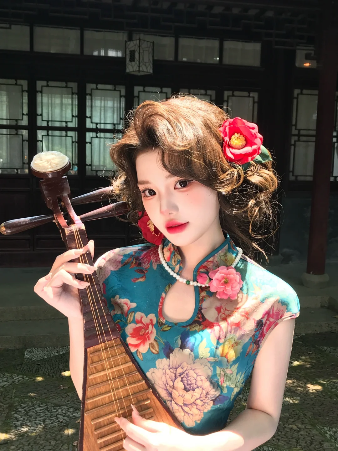 第一次穿旗袍，化妆师就给我化成这样…