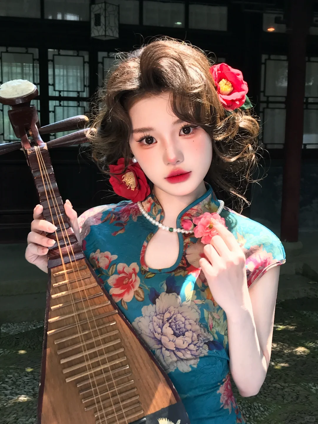第一次穿旗袍，化妆师就给我化成这样…