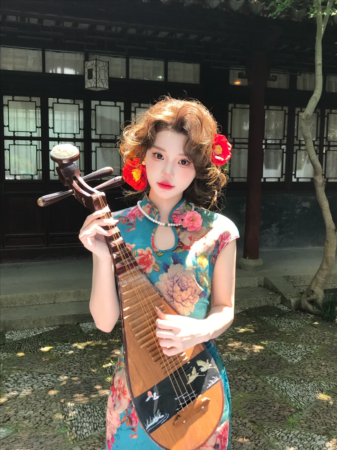 第一次穿旗袍，化妆师就给我化成这样…
