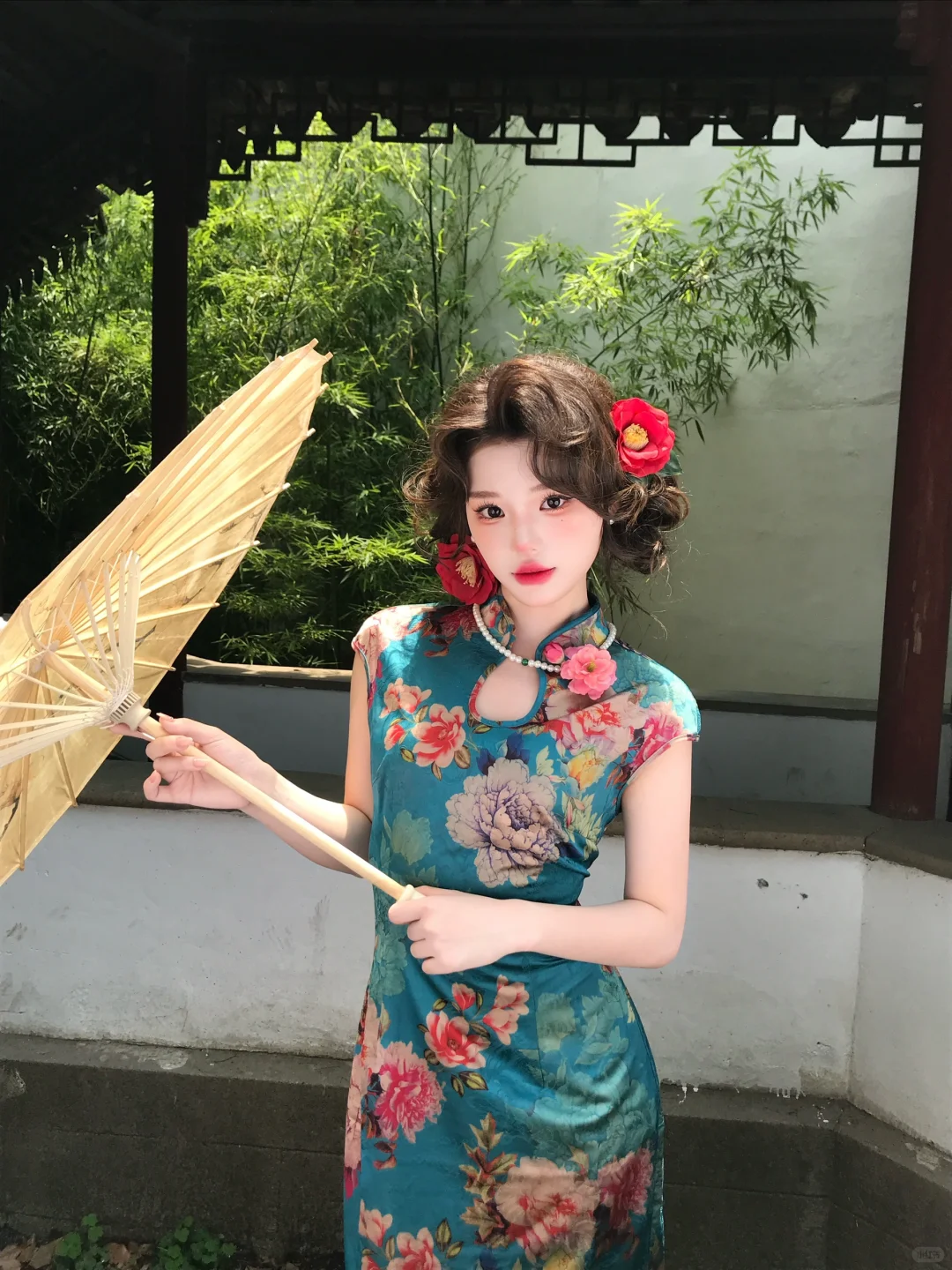 第一次穿旗袍，化妆师就给我化成这样…