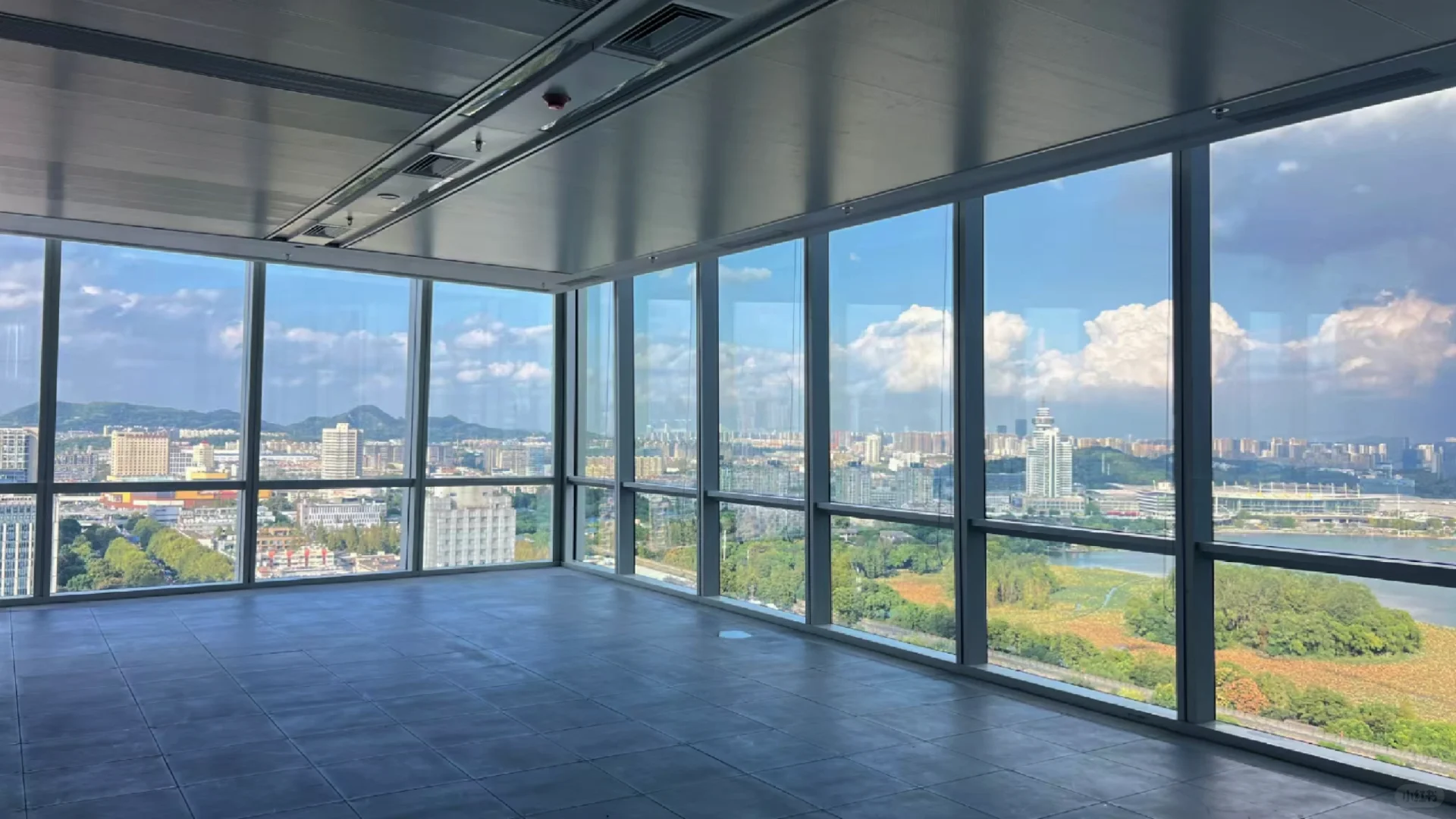 南京华贸中心写字楼：商务新地标✨