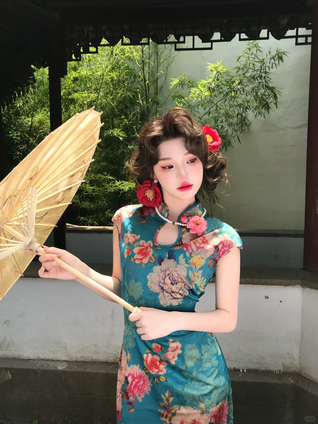 第一次穿旗袍，化妆师就给我化成这样…