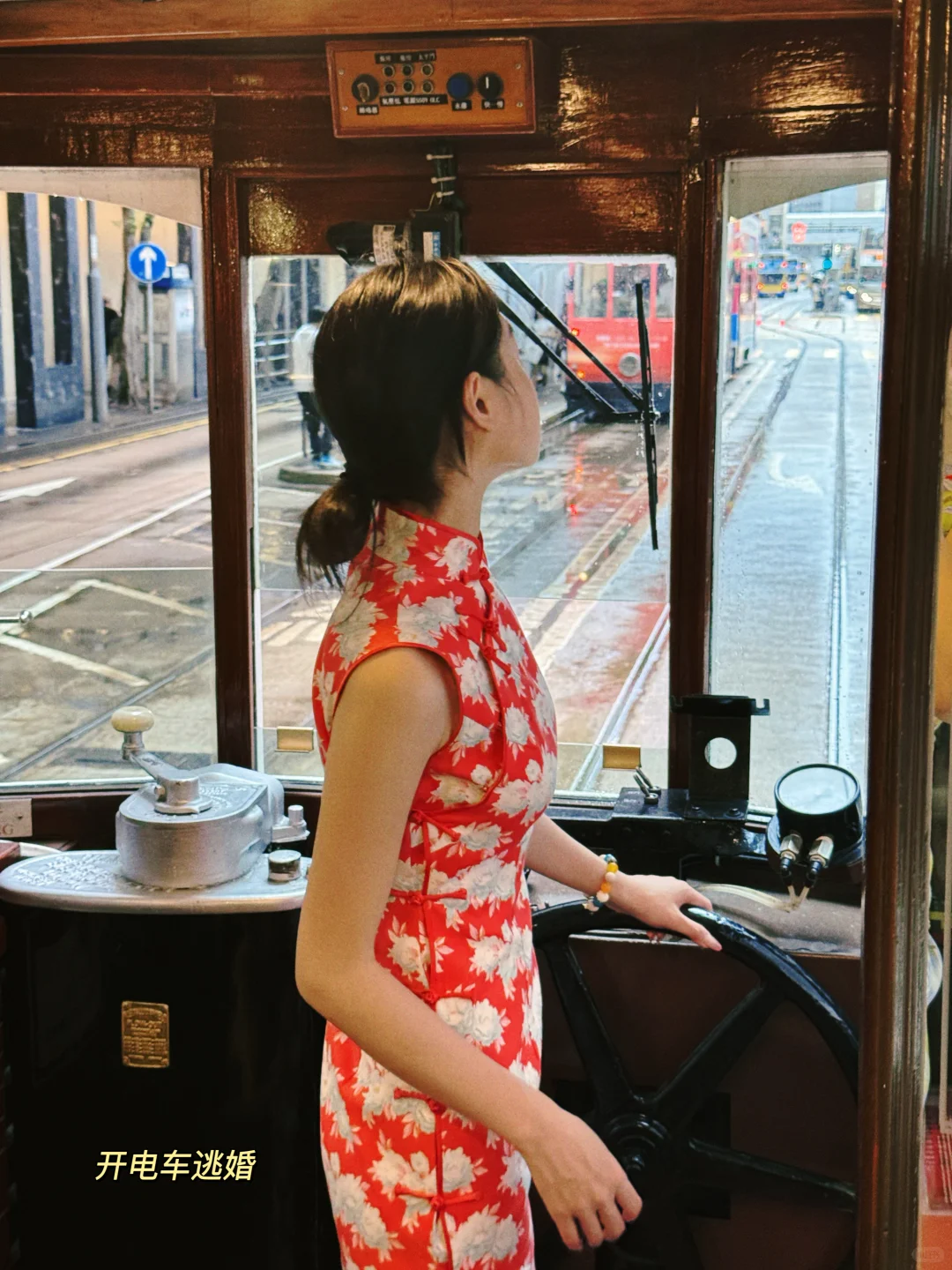 为了坐上旗袍叮叮车，我们专门飞了一趟香港