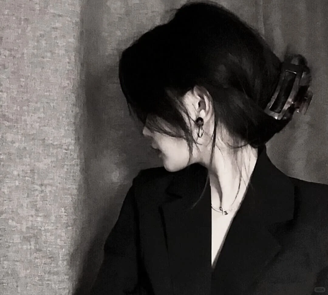 一眼吸引人的酷拽女头像