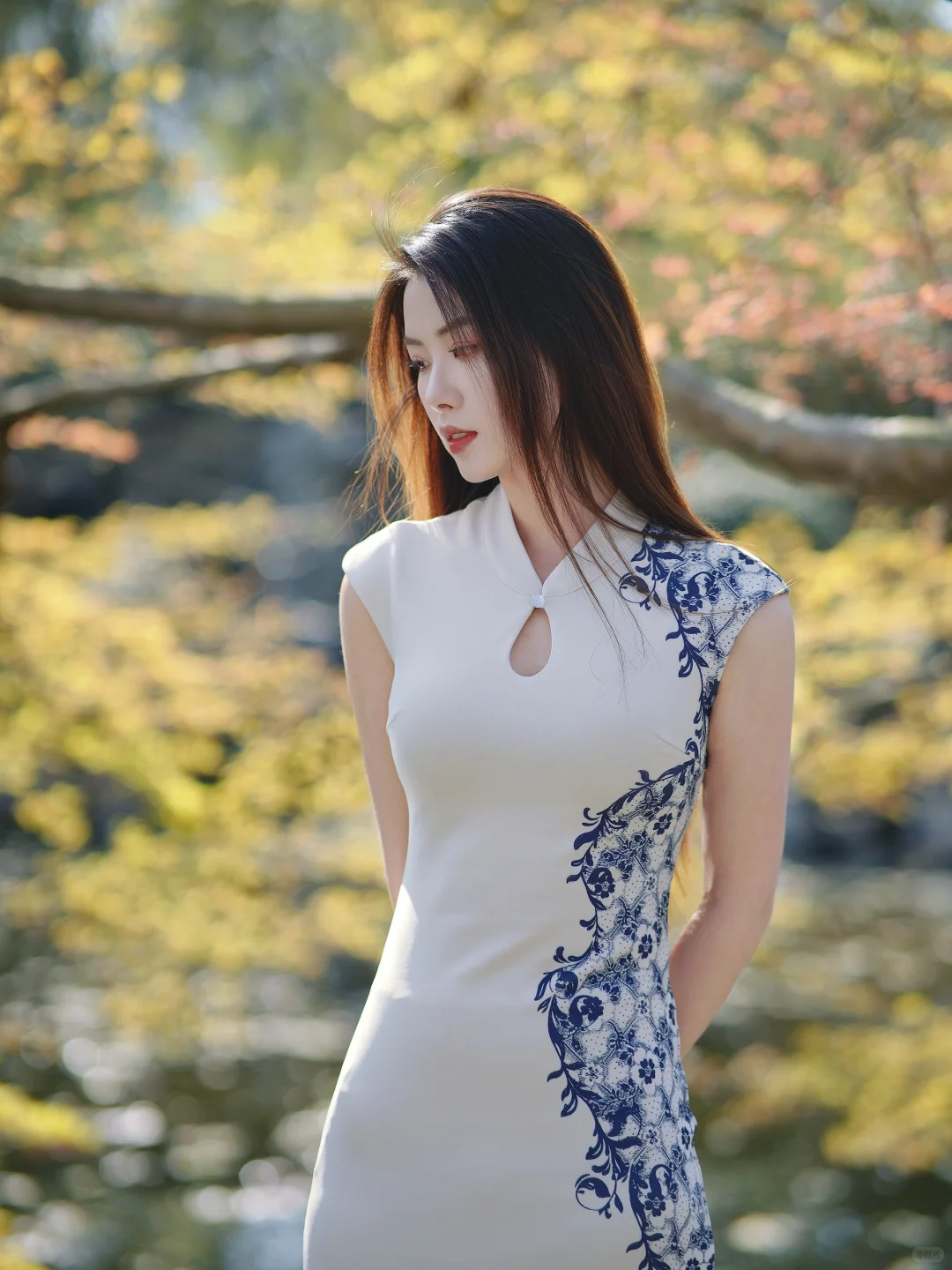 一袭青花落江南，步步生莲是宋韵