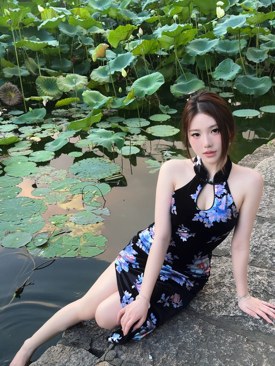 黑底旗袍和荷花池太搭配了！