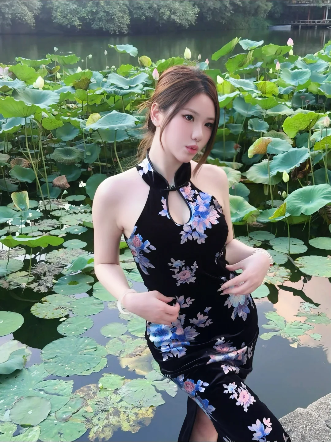 黑底旗袍和荷花池太搭配了！