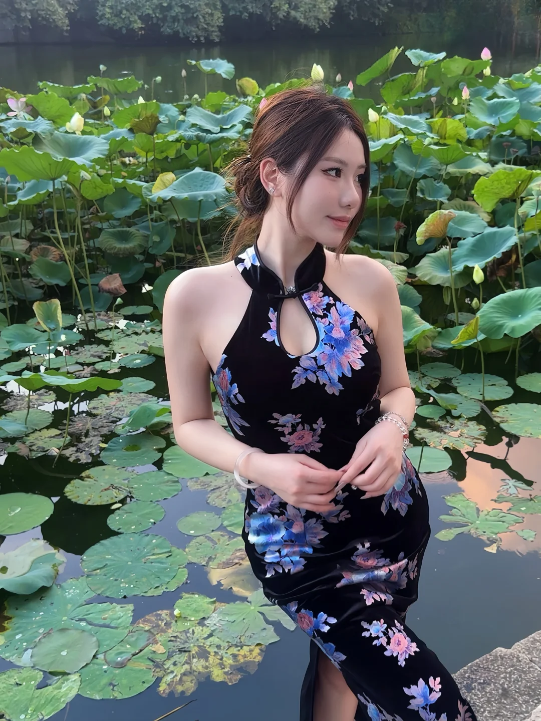 黑底旗袍和荷花池太搭配了！